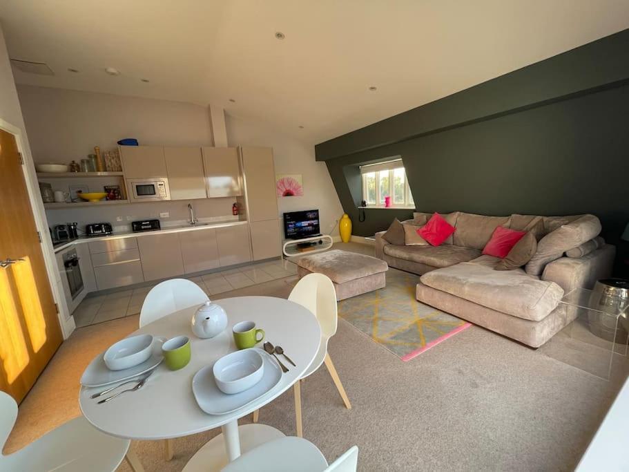 Reed Warbler - Hm111 - Lower Mill Estate Penthouse Apartment With Spa Access Somerford Keynes Εξωτερικό φωτογραφία